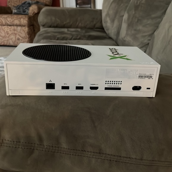 Xbox seris s brand new used twice and don’t use it anymore - Picture 2 of 3